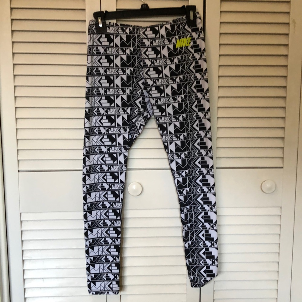 M Nike black and white leggings